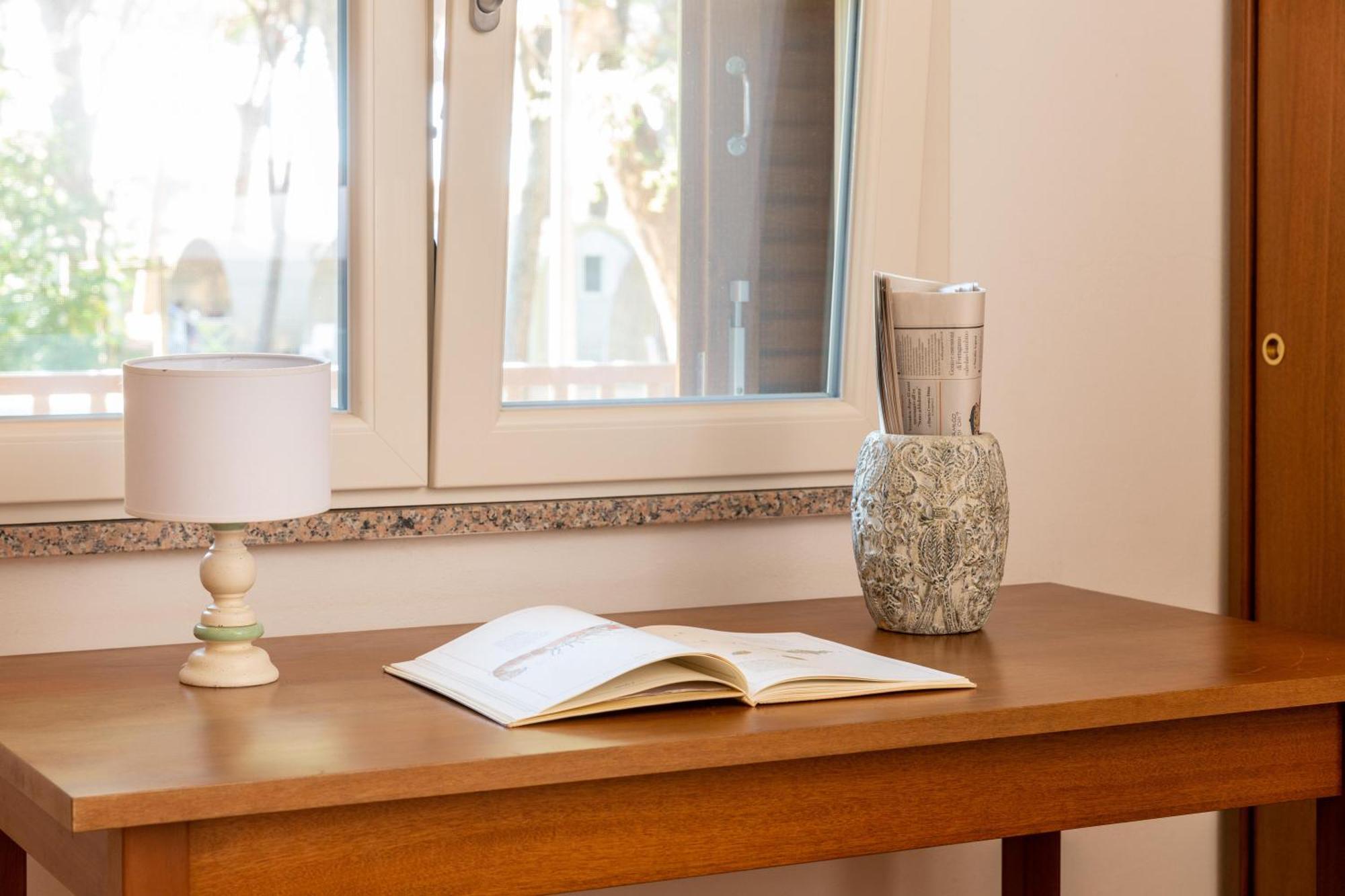 Gitavillage Argentario Албиния Экстерьер фото A table with a lamp and a book