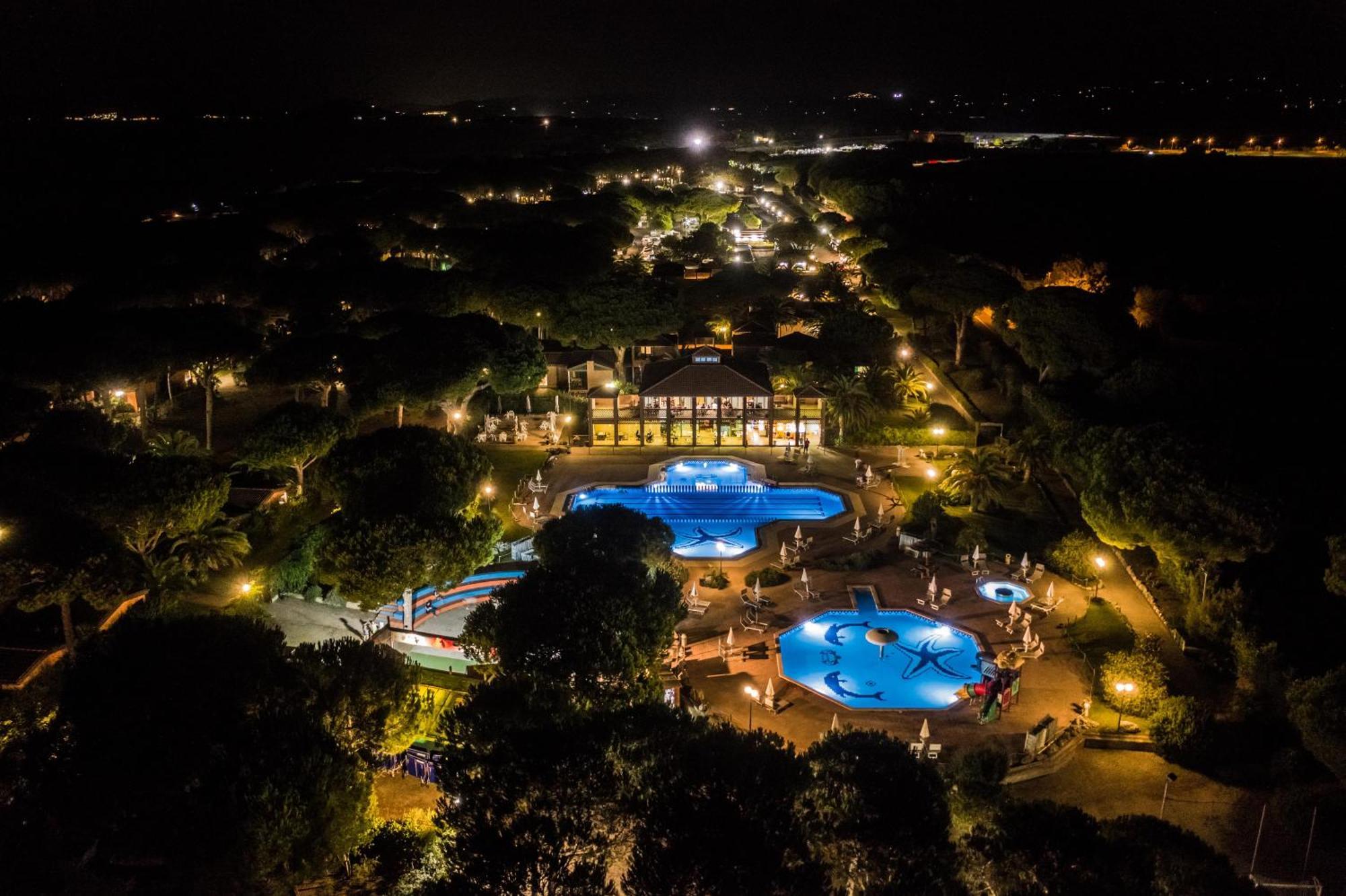 Gitavillage Argentario Албиния Экстерьер фото Aerial view of the resort at night