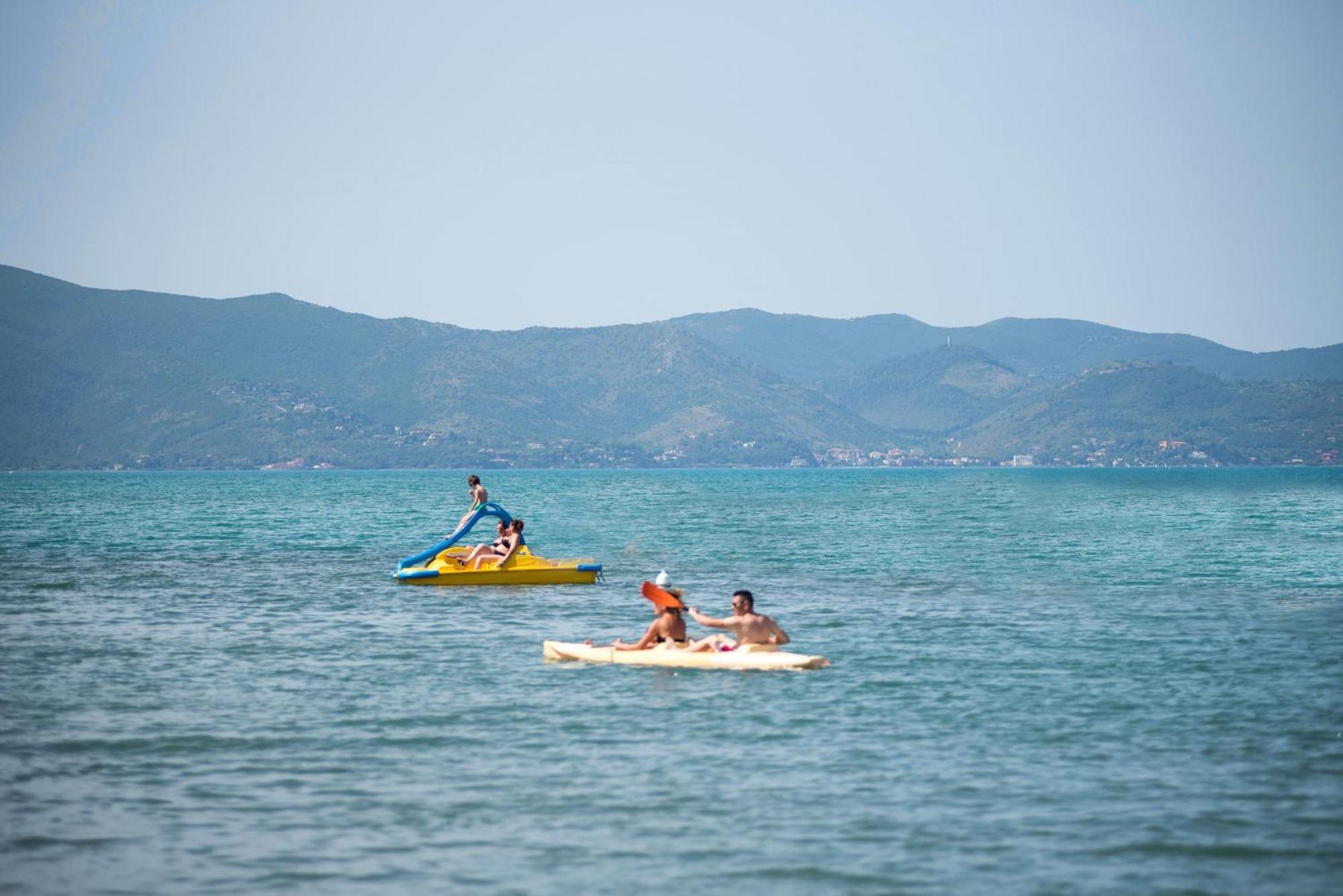 Gitavillage Argentario Албиния Экстерьер фото Tourists on the lake