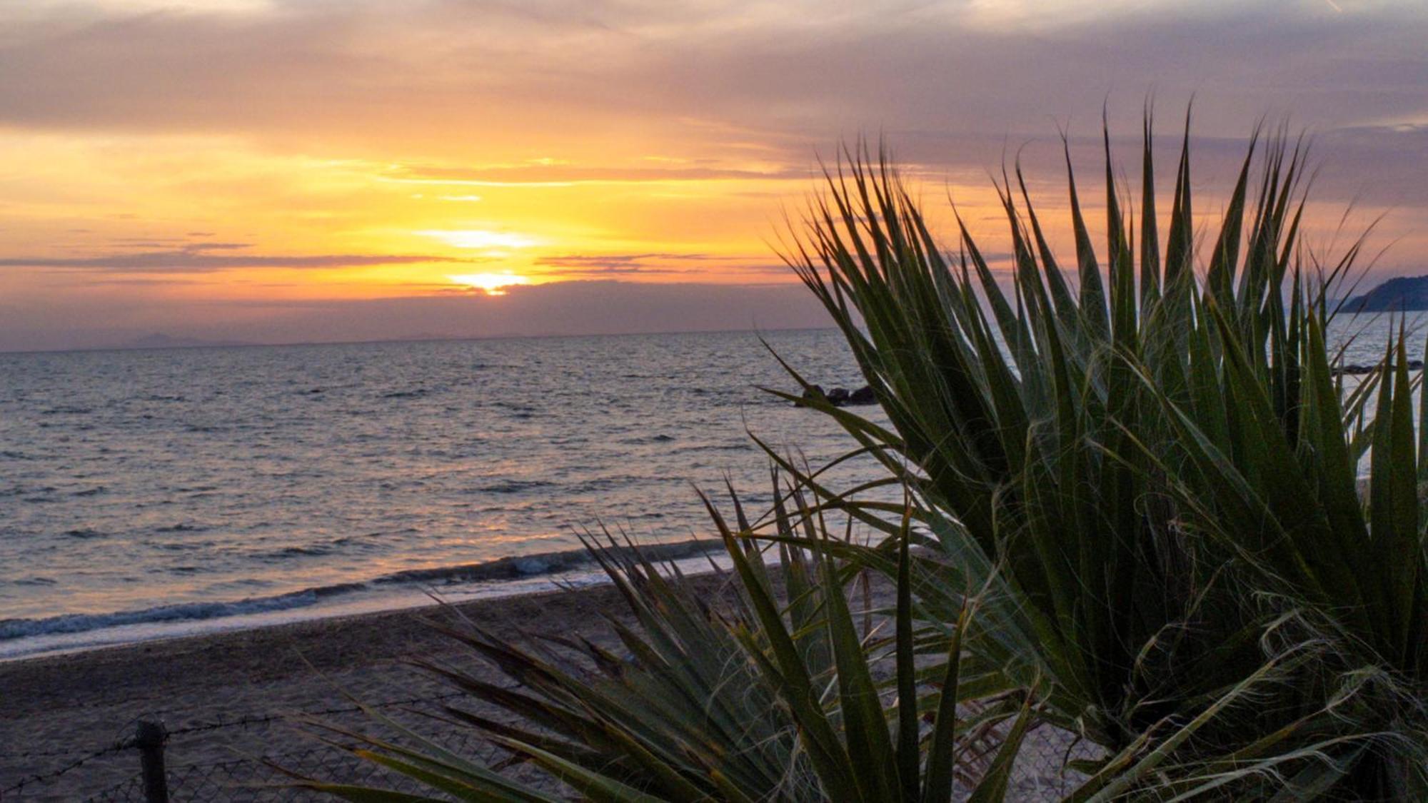 Gitavillage Argentario Албиния Экстерьер фото Sunset at the beach