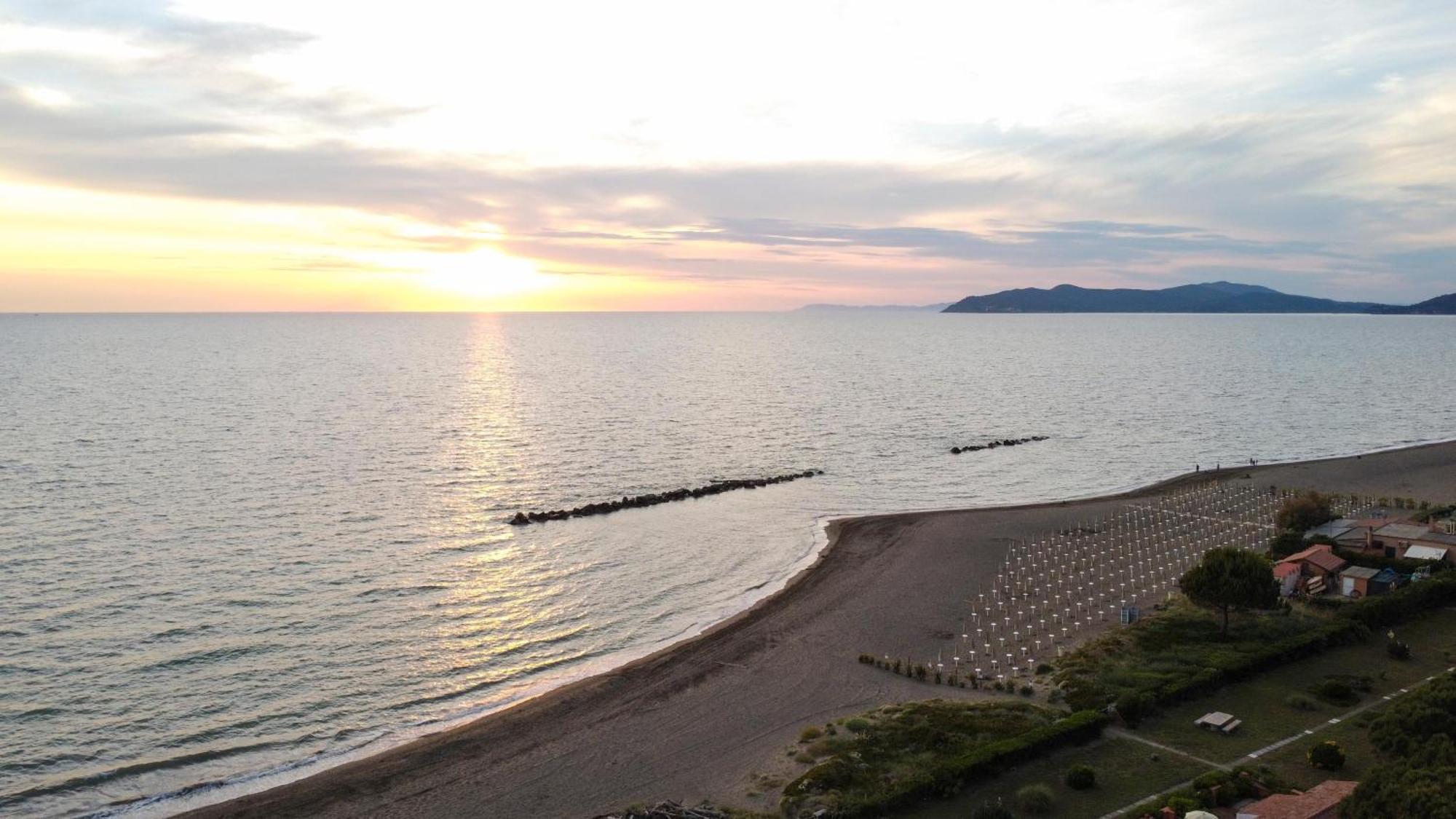 Gitavillage Argentario Албиния Экстерьер фото Sunset at the beach of Varano, Italy